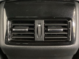 リアシートには足元からの送風だけでなく、上部にもダクトがついていますので冷房・暖房とも快適に過ごせます。