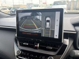 バックギアを入れるとナビ画面上に全方位モニターが表示されるので、車庫入れがラクになります。