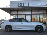 【BMWの伝統-3】BMWのお車は、&ldquo;駆け抜ける歓び&rdquo;を体現しております。走行の安定性とコーナリングの良さを追求し、思い通りにハンドルの操作可能です。