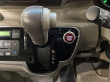 CVT車のセレクトレバーです。低速から高速まで、変速ショックのないスムーズな走りを実現するとともに、エンジン効率のよい領域を維持することで燃費にも貢献します。