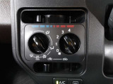 使いやすいマニュアルエアコンは簡単な操作で車内を快適にしてくれます☆