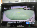 バック駐車もグッとラクに。リアワイドカメラシステムを搭載。約180&deg;見渡せるワイドビューをはじめ、3パターンの表示機能付き。バック駐車も安心してできます。
