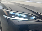 【三眼LEDヘッドライト】スタイリッシュな見た目の三眼LEDヘッドライトを装備♪スタイルだけでなく、夜間の走行も視界良好で安心してお乗りいただけます。