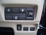 運転席右側には電動スライドドア等各種スイッチが集約されています!!