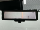 【インテリジェントルームミラー】後部座席の人や荷物で視界が遮られてもカメラの映像でいつでもクリアな後方視界が確保できます。