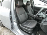 高級感のある上質なシートです。前席にはシートヒーターが付いています。また運転席はパワーシートになります。