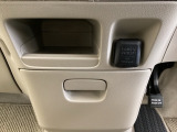 アクセサリーソケットはUSBのアダプターなどをつければ、スマホの充電にも使えます。周辺には物が置けるボックスがついています。