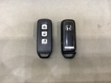 スマートキー付きですからドアロックの開閉およびエンジンスタートが楽々です。電動スライドドアの開け閉めもボタンで操作できます。スペアキーも同じものを用意しております。