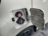 車を降りてさっと充電できるよう、車両右側に充電ポート設計。