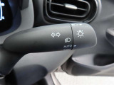 スイッチをオートに設定しておけば、車外の明るさに応じて自動的にヘッドランプを点灯・消灯します。夕暮れ時やトンネルの続く山道などを走行する時に便利なコンライトを装備しています。