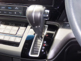 インパネシフトだから視線の移動も少なく足元もスッキリ♪運転席もゆったりしているのでゆとりを持ってドライブできますね!