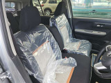 運転席はベンチシートです