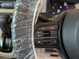 【ステアリングリモコン】ステアリングにオーディオ調節可能なスイッチが装備されていますので運転中でも視線をそらさずにオーディオの調節が可能です!