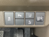 ハンドルの右側にはヘットライトリベライザーとHondaセンシング用のメインスイッチがついています。ヘッドライトリベライザーは道路状況や積荷の加重に応じてライトの高さを調節できます。