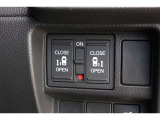 リアは両側パワースライドドアで開閉には運転席のスイッチ、もしくはスライドドアのドアハンドルを軽く引くだけで自動開閉します。