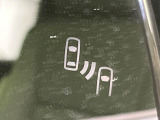 【ブラインドスポットモニター】走行中、ドアミラーの死角になりやすい箇所に後続車が接近するとサイドミラーのレンズに警告を表示!ドライバーに注意喚起をしてくれます。