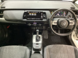 車内は光触媒抗菌消臭施工済です。インパネ周りはスタイリッシュなデザインで機能や装備も充実しています。グローブボックスやカップホルダーのほかにトレーなどたくさんの収納スペースが付いています。