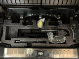 リヤには「いざ」という時のための工具が装備しております。ジャッキ・ナットレンチ・タイヤパンク修理キット・ミニコンプレッサーなどのお助けキットです。