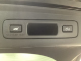 荷物を抱えていてもラクに開け閉め。Hondaスマートキーを持っていれば、開扉だけでなく、閉扉までをハンズフリーで行うことができます