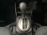 CVT車のセレクトレバーです。低速から高速まで、変速ショックのないスムーズな走りを実現するとともに、エンジン効率のよい領域を維持することで燃費にも貢献します。