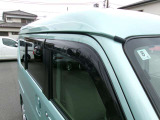 雨の日でも、車内の空気入替に便利なプラスチックバイザー付きになります^^意外と実用性がありますよね☆