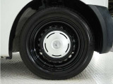 ◆純正ホイール装着車◆シンプルなデザインのホイールキャップ付きです。