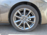 18インチ純正アルミホイールを装備。タイヤサイズは215/45R18となります。