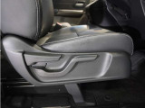 【ハイトアジャスター】レバーの上下操作だけで、座面を運転しやすい高さへ簡単に調節できます。