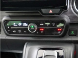 フルオートエアコン搭載。好みの温度に設定するだけで、風向や風量を自動でコントロール!いつでも快適な車内環境に。さらに、体を直接温めるシートヒーター付きで寒い季節も暖かく過ごせます。