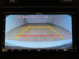 ■リヤビューカメラの映像です。ステアリング連動ガイドラインが、後退時の予想進路を表示し、運転のサポートを致します。