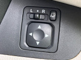 【電動格納ミラー】サイドミラーは電動格納式となっており、狭い駐車場でもキズがつくリスクを抑えられます。