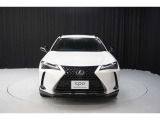 エクステリアは、一目でLEXUSとわかるスピンドルグリルを起点に、人が乗るキャビンの前後を大胆に絞り込んだ菱形のボディと力強く張り出したホイールフレアを融合させ、タイヤの存在を強調しています。