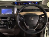 【ハンドル】運転にかかわる様々な操作を安全に行えるように視点移動が少なく操作性に配慮されたスイッチ類が凝縮されたコックピットです。