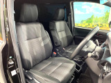 運転席まわりには十分なスペースがあり、大柄な方でもゆったり運転していただける環境です。