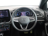 Volkswagen全車共通の上質な本革を使用した手触りのしっとりとしたステアリングです。唯一素肌が触れるハンドルは上位モデルと同じ握り心地になっております。