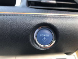 エンジンスタートスイッチです。キーが車内にあれば、エンジンの始動や停止はスイッチを押すだけ!キーを取り出す手間を省き、ワンプッシュで操作できるので簡単でスムーズです。