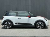 【ショールーム】ショールーム内にも車両を展示し、MINI好きなお客様にとって居心地のよい空間づくりを行っております。見学だけでも結構ですので、インターパークでのお買い物がてらぜひご覧にいらしてください。