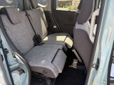 後席の足元には可動式のオットマンが装備されております!運転中の疲労軽減はもちろん、向きを変えれば後席の荷物の落下も防いでくれる優れものです♪