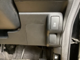 横滑りを防止するVSAのスイッチは運転席の右側、手の届きやすい位置にあります。