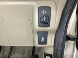 ハンドルの右側にはヘッドライトレベライザーとVSA(ABS+TCS+横滑り抑制)の解除スイッチがついています。ヘッドライトレベライザーは道路状況や積荷の加重に応じてライトの高さを調節できます。