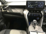 スタイリッシュなデザインのインパネ。各操作スイッチは使いやすい位置に配置されてます。