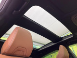 【パノラマルーフ】大型のガラスルーフ搭載で車内の解放感が一気にアップ!開放的なドライブをお楽しみいただけます。