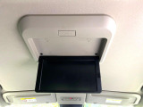 【フリップダウンモニター】大画面モニターで後席でもエンタメをお楽しみいただけます。小さなお子様にも大人気の装備です♪