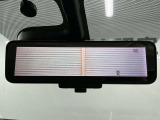 【インテリジェントルームミラー】後部座席の人や荷物で視界が遮られてもカメラの映像でいつでもクリアな後方視界が確保できます。