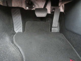 マツダの普通車はオルガンペダルを採用しています。一般的な吊り下げ式のペダルより、速度のコントロールがしやすい、運転時の疲労が軽減される、ペダルの踏み間違いを減らせるといった特徴があります。