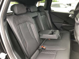 後席も使用感はさほど感じず、運転席・助手席同様に清潔感があります。後席シートもしっかりと作り込まれていますので、座り心地も悪くありません。是非、実車にてご確認下さい。