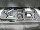 スペアタイヤレス車です。応急セットを搭載しております。