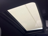 【ムーンルーフ】開放感たっぷりの希少装備、ムーンルーフが装着されています!車内に明かりを取り入れたり景色を楽しむ以外にも、車内の空気も簡単に換気できて快適です!