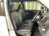 乗降がしやすい運転席。高さが調節できて小柄な方でも運転しやすいポジションをとることができます。