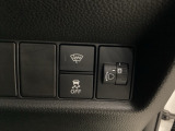 ハンドルの右側にはヘットライトリベライザーとHondaセンシング用のVSA解除スイッチなどがついています。ヘッドライトリベライザーは道路状況や積荷の加重に応じてライトの高さを調節できます。